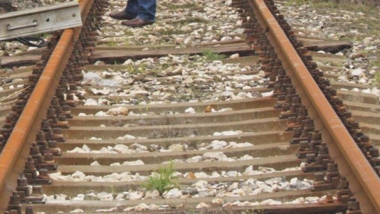 66-годишен се бори за живота си след сблъсък с влак