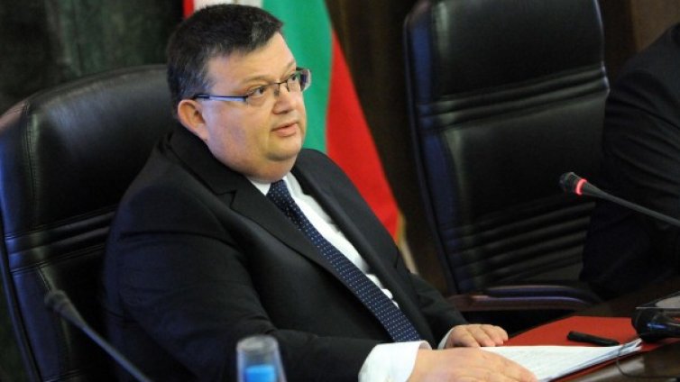 Без кортежи: Цацаров погва частните охранители