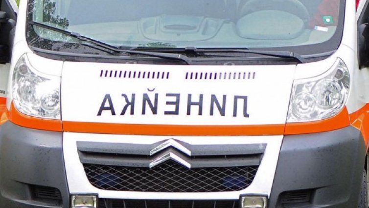 7-годишно със счупен крак, ударила го кола