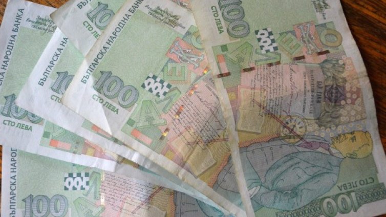  80-годишна хвърли през терасата 14 000 лв. на апаш