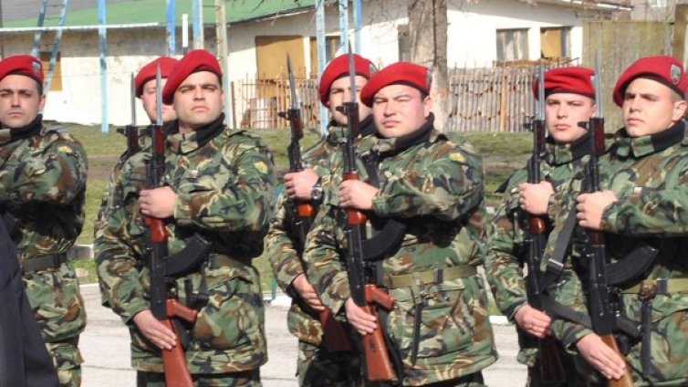 За казармата: Ще има смисъл, ако е поне година...  