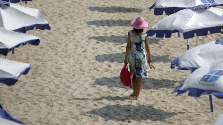 С вълшебна ръкавица сваляме нежелания пясък от плажа