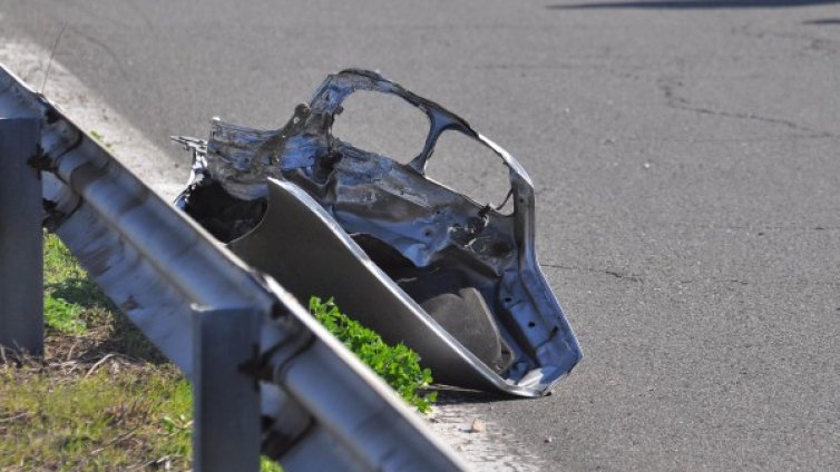 Дете изпадна от кола при катастрофа и загина