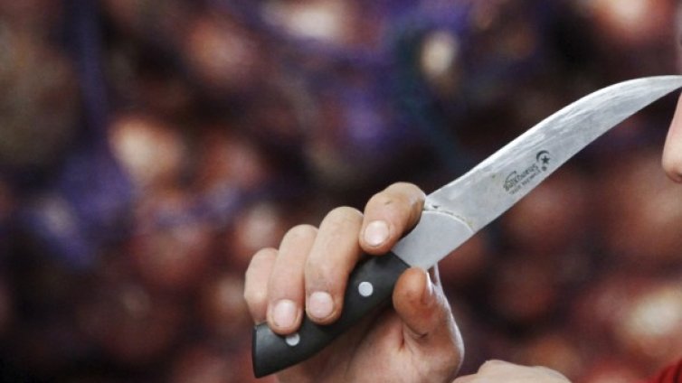 Мъж наръга ученик на тържество по случай 8 март    