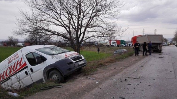 Пътен ад край София &ndash; двама са в болница