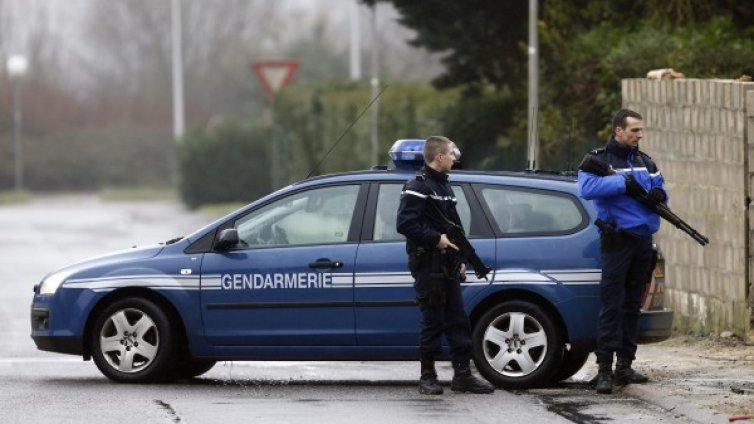 Българи се карат &ndash; френски ченгета ги разтървават