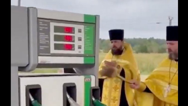 Свещеници борят недостига на гориво в Русия освещавайки... бензиностанции ВИДЕО