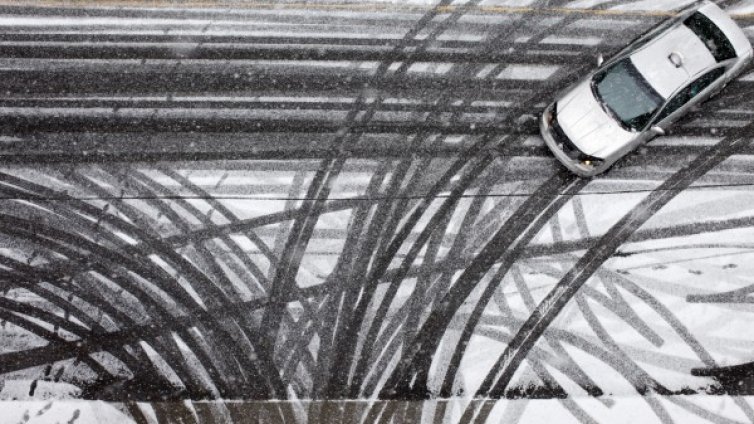 С летни гуми през зимата? Може и да мине...