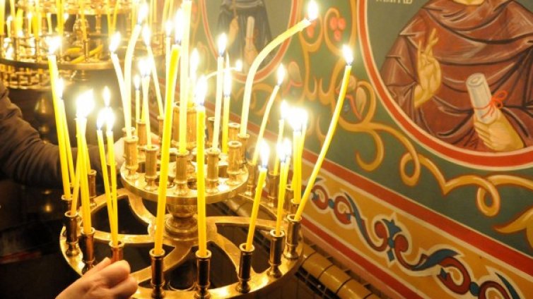 Преди Великден: Църквите скриха евтините свещи