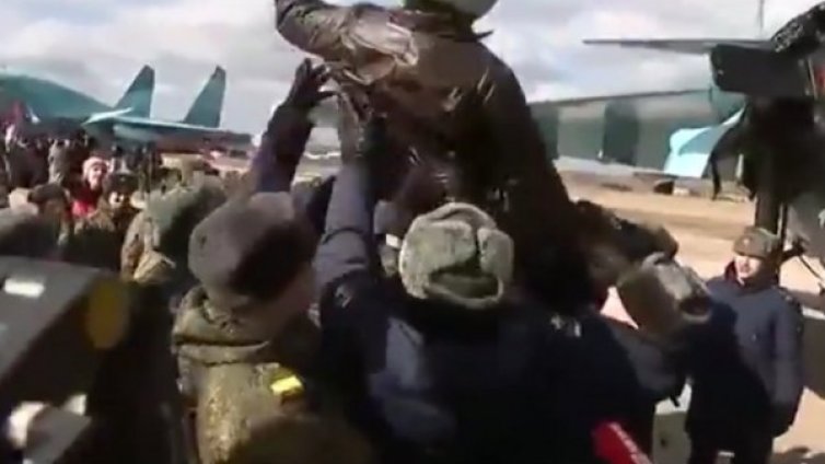 Герои! Русия тържествено посреща пилотите от Сирия