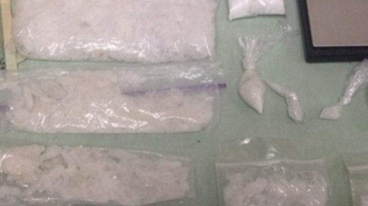 Сърбин се опита да пренесе 2 кг. хероин, увити по краката му 