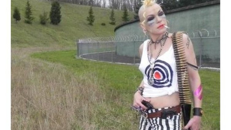 Внучката на Сталин с автомат и скъсан чорапогащник