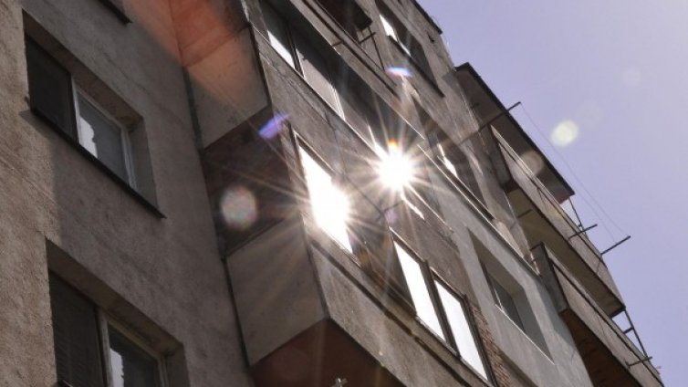 Как да санираме и остъклим терасата законно?