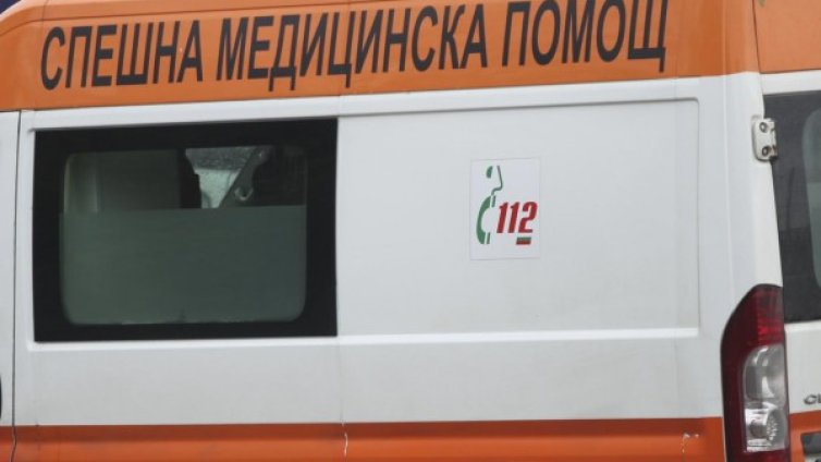 Мъж пострада след сблъсък между бус и тир