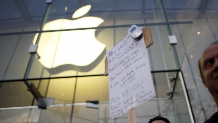 Схватката между Apple и ФБР се отлага – намеси се трети играч 