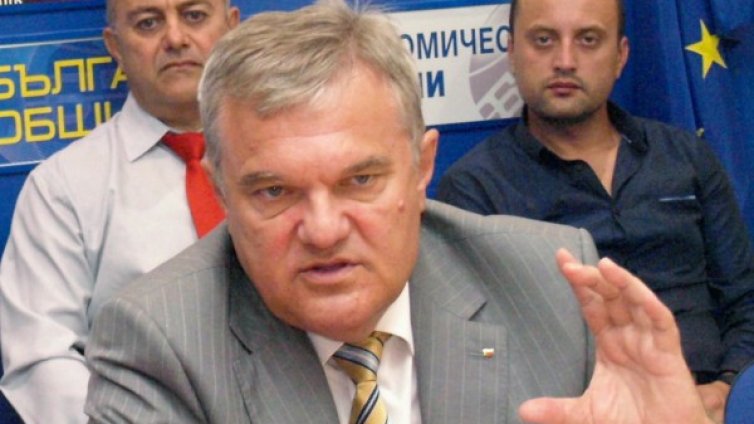 Защо не пуснаха затворници да строят оградата на границата?!