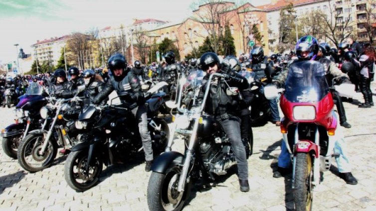 100 сблъсъка погубили 11 моторджии през 2015 г.