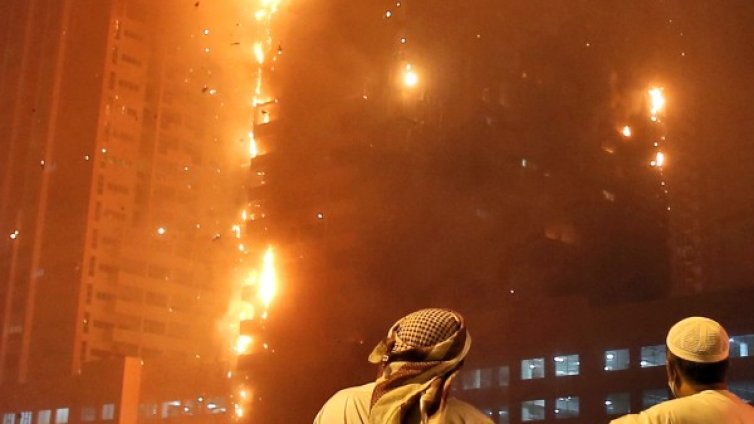 Голям пожар избухна в сграда в ОАЕ