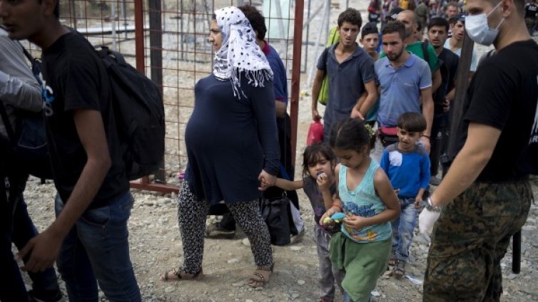 ЕП иска децата и бременните извън бежанските центрове