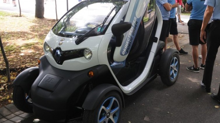 Качват чиновниците на хибридни коли и електромобили