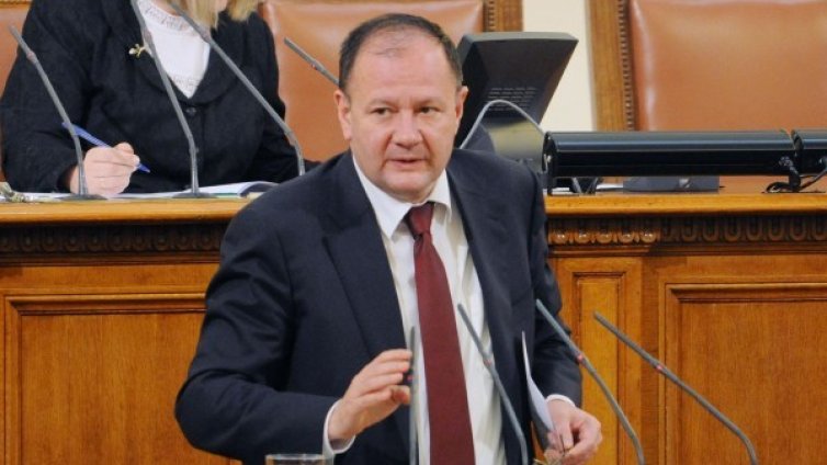 На 1 април: Управлението се хвали, опозицията се смее