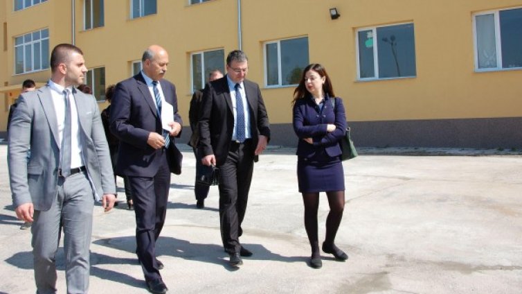 Ремонтираха бежанския център в Харманли с чешки пари
