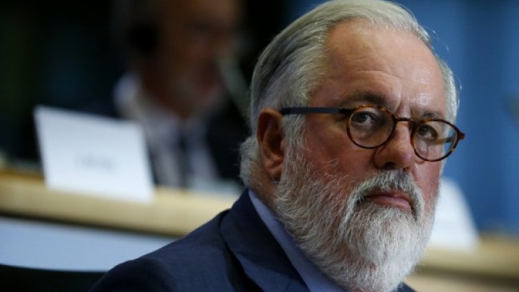 Еврокомисар забъркан в панамските офшорки