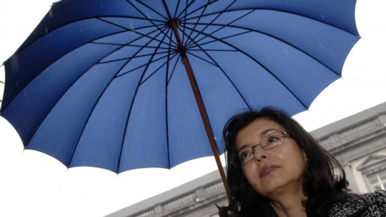 Срам ли? Кунева &ldquo;пуска&ldquo; бизнеса в университетите