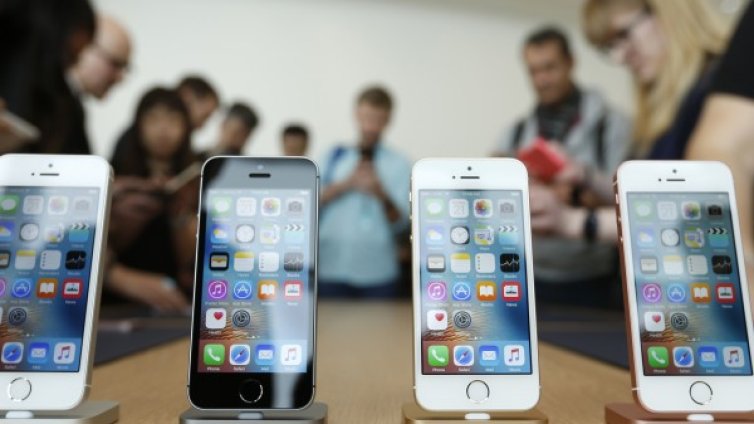 По iPhone SE няма припаднали. Защо ли?