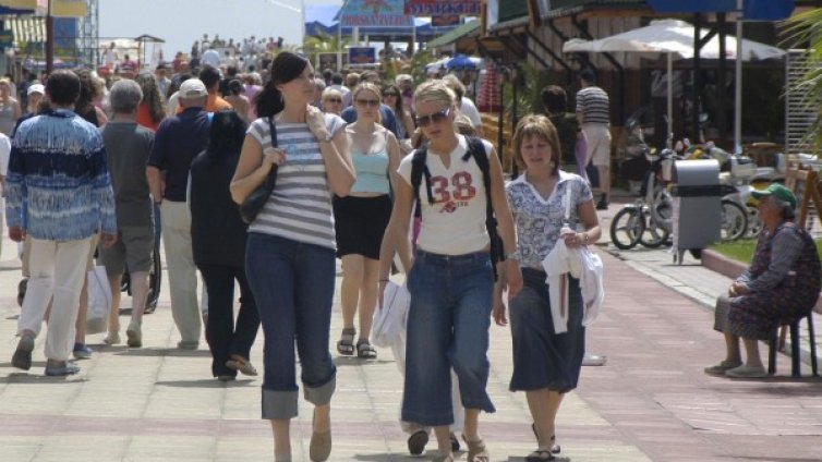 Слънчев бряг: Пълни хотели, дюнер, роми &hellip; куп проблеми