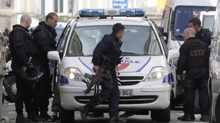 Пиян мъж откри стрелба на улица в Париж