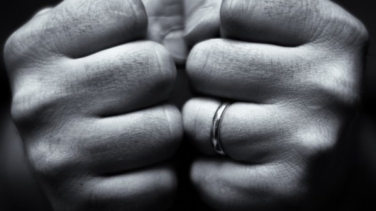 Магазинер преби клошарка, просила пред обекта