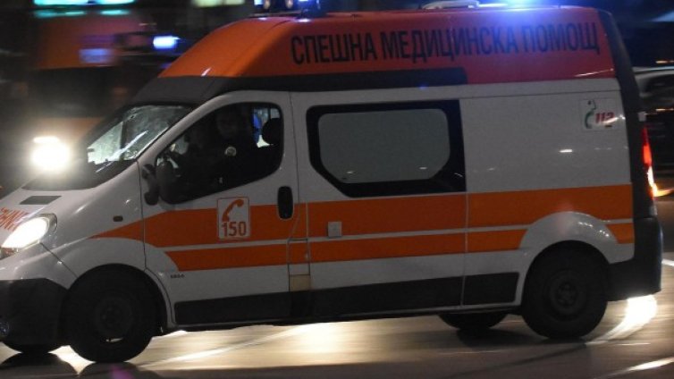 Жена и дете излетяха с автомобил в Места