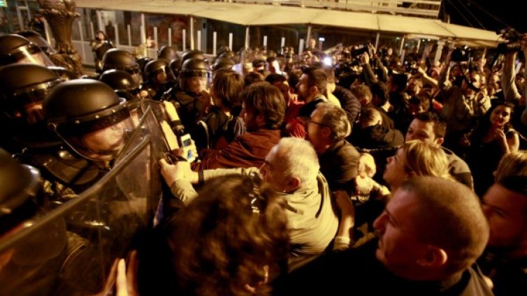 В Скопие отново стана горещо &ndash; избухнаха протести и контрапротести
