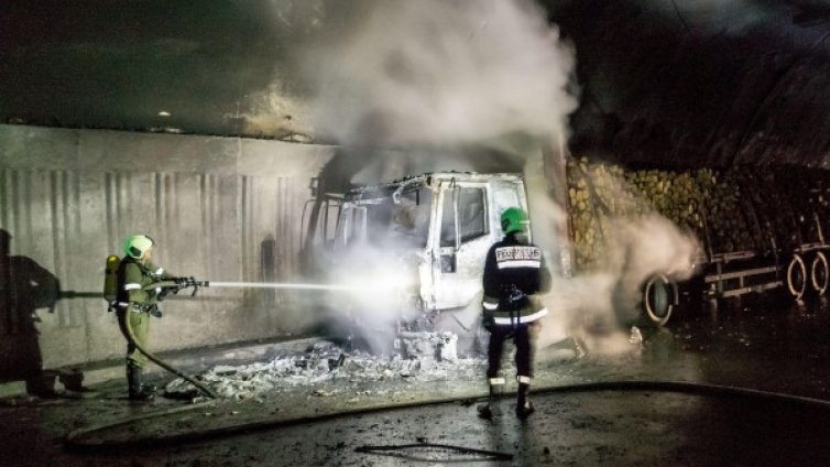 ТИР пламна в тунел на "Хемус", затвори пътя