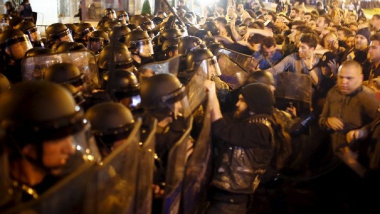 След погрома в Скопие &ndash; 12 задържани, десетки ранени