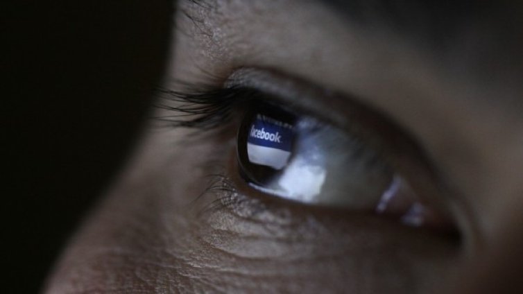 Данъчни под прикритие дебнат във Facebook