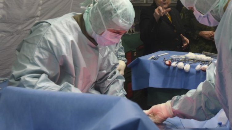 Хирург оперира във Враца и преглежда в Шумен&hellip; Наведнъж