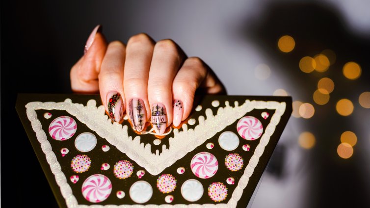 Маникюр за Нова година &ndash; дизайни, с които да изпратите 2025-а