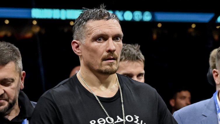 Усик освободи титлата си на шампион в тежка категория на WBO