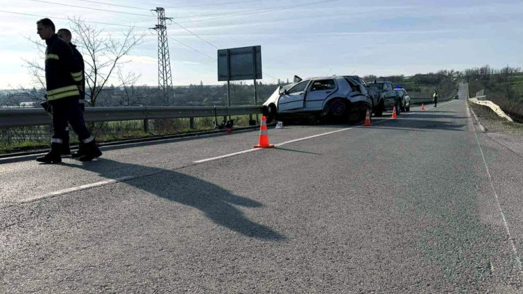 20-годишна шофьорка загина, мъж е настанен в болница след тежката катастрофа