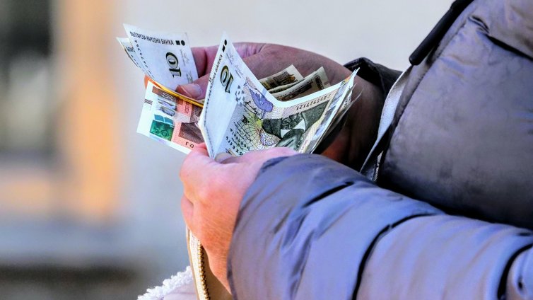 Средната пенсия за 2025 г. заедно с великденска и коледна добавка е 976,90 лв.