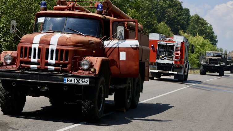 Пожар гори между трънските села Рани луг, Насалевци и Слишовци ВИДЕО