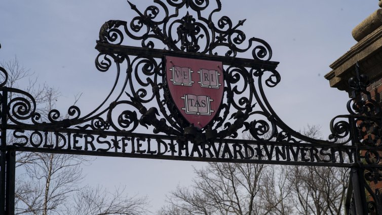 Администрацията на Тръмп замрази финансиране за "Харвард" за $2,3 млрд.