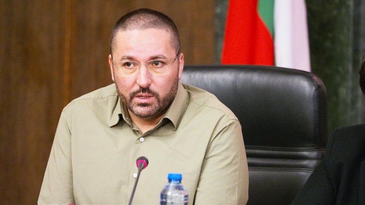 Бащата на Сияна пита: Да участваме ли на изборите като партия?