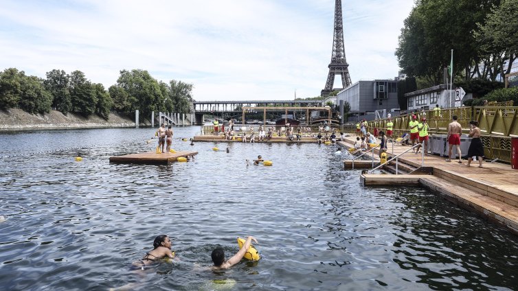 Четири тела бяха извадени от река Сена край Париж