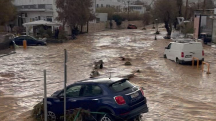 Тежка обстановка в Гърция: На места улиците се превърнаха в бурни реки ВИДЕО