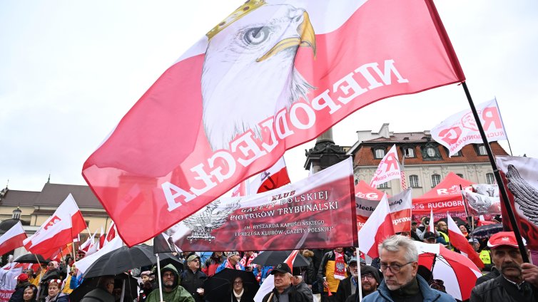 Хиляди поляци протестират във Варшава
