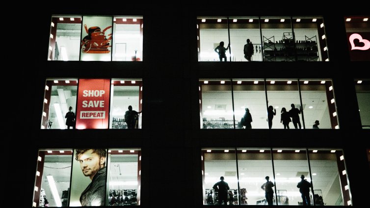 Две жени намушкаха други три в мол в Ню Йорк