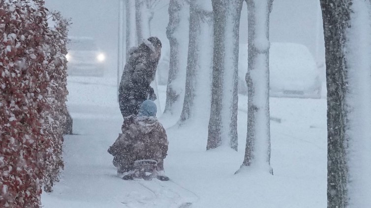 Европа е парализирана от снеговалежи, масово се отменят полети СНИМКИ / ВИДЕО
